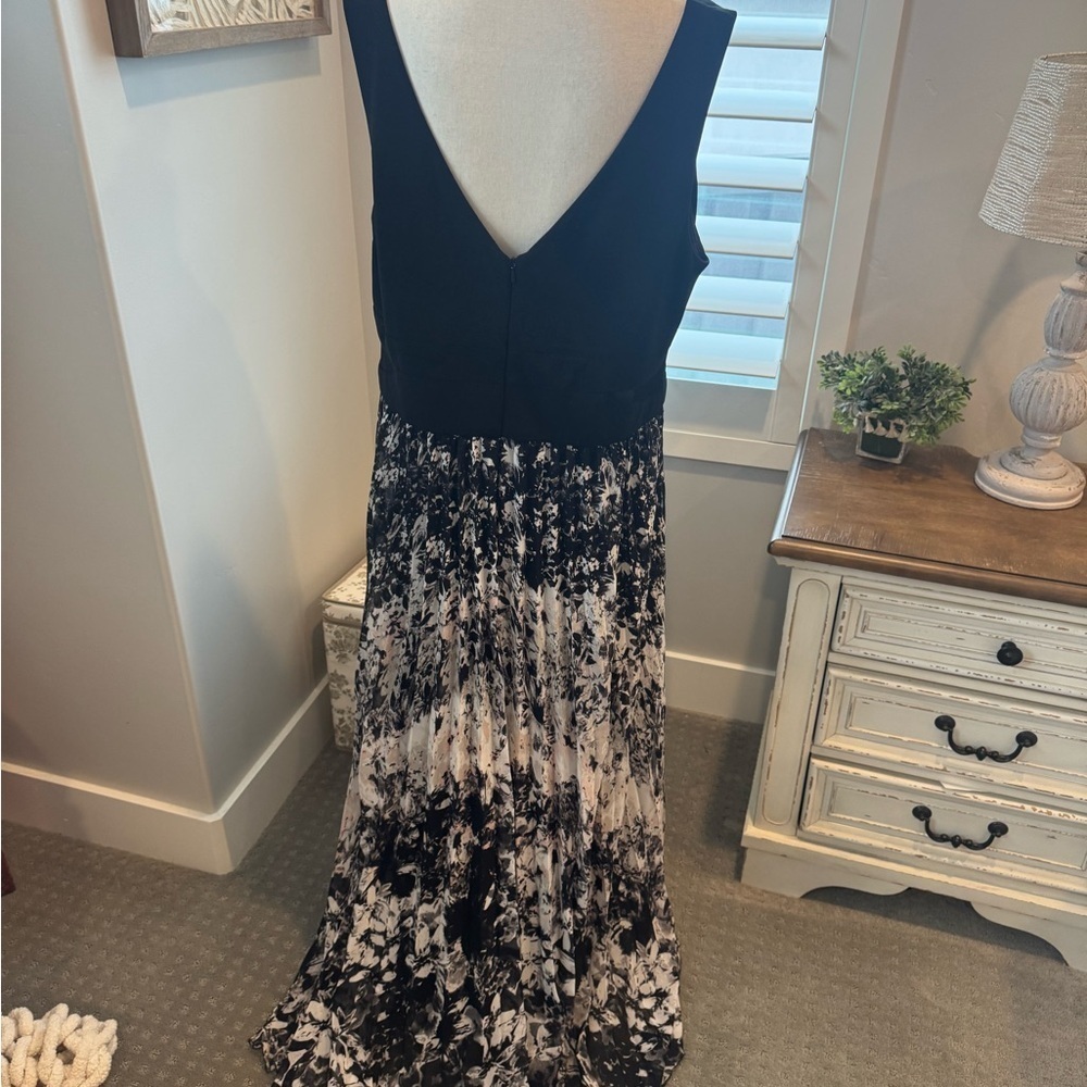 XSCAPE Black & Ivory Abstract Chiffon Gown – Size 20 - Picture 5 of 7